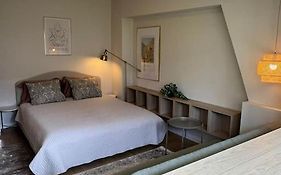 Luxury Studio Near University Square
